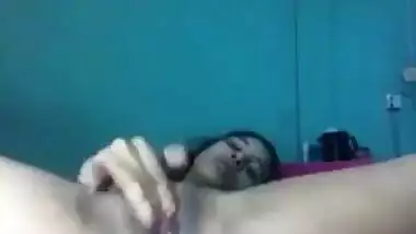Desi babe excellently works on XXX pussy masturbating it in bed