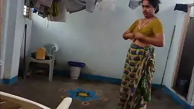 desi with hairy armpit wears saree after bath