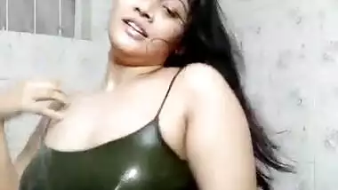 Pantyless Desi girl enjoying shower dance on cam