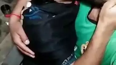 Girl kisses bearded Desi boyfriend on camera and it deserves some respect