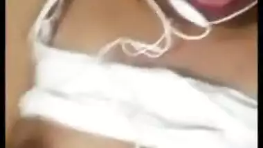 Young lover calls the Indian woman to watch her masturbating