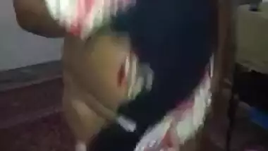Before going at work Desi aunty permits guy to take look on XXX jugs