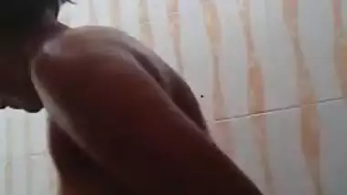 Pregnant woman from India washes beautiful body in Desi XXX video