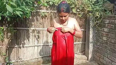 Village bhabhi outdoor nude bath captured by devar