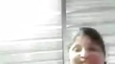 Beautiful Horny Bhabi Showing And Fingering 2Clip