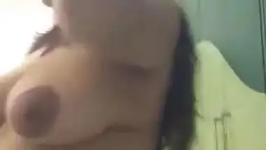 Sex show of Desi mom who shows saggy breasts and beautiful belly
