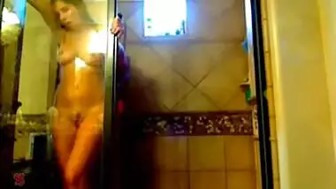 NRI chick’s hardcore sex with lover under shower