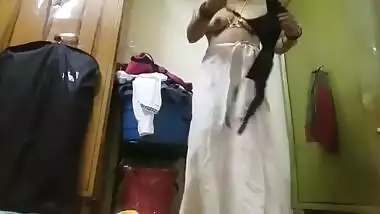 Indian woman takes yellow dress of and demonstrates sex parts on XXX cam
