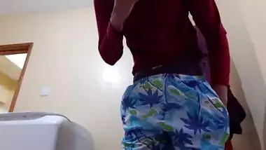இந்தியன் ஸ்டெப்டாட் மறைக்கப்பட்ட கேமராவை பொழிந்த பிறகு கொம்பு
