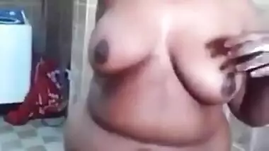 Desi fatty bhabi nude bath