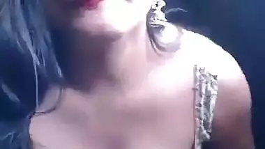 Desi cute girl show her big boob