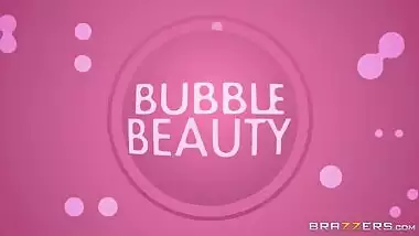 Oiled Desiree Dulce doesn't stop chewing gym even during XXX action