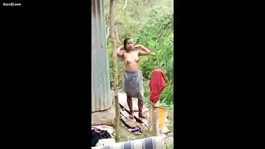 Daring desi girl showing boob and pussy