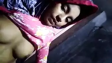 Desi Muslim girl showing boobs in bathroom video MMS