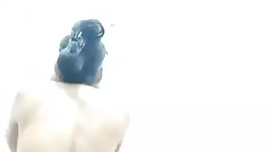 Mast bhabhi bathing and showing