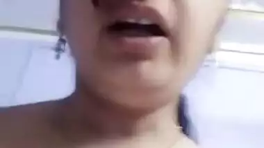 Indian XXX wife performs MMS show and exposes private parts to Desi men