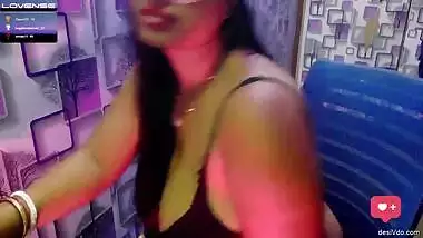 Chubby Bhabhi wearing only Saree Showing her Big Boobs