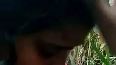 Bangla babe sucks a dick on the farm in dehati sex
