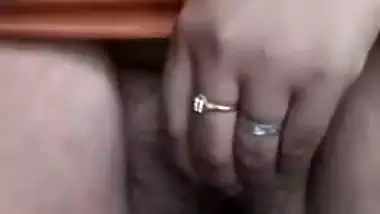 Desi woman with no panties shows off hairy pussy in XXX video going MMS