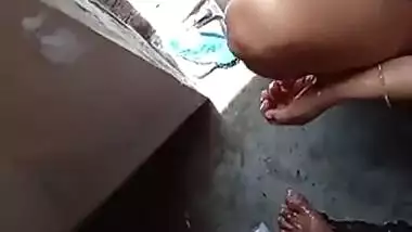 DESI INDIAN HORNY AUNTY MASTERBATING