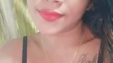 Sexy Desi Girl Shows Her Boobs Part 1