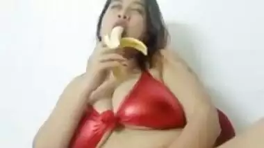 Busty Desi bitch exposes her XXX curves and eats banana on the cam