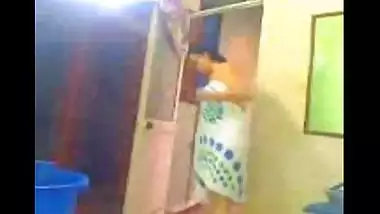 Fsiblog – Paki chubby bhabi hot bath scene MMS