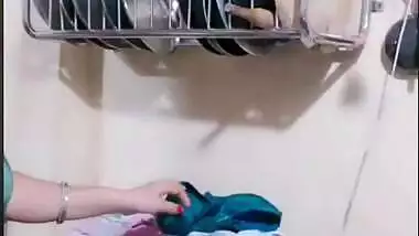 Cute n Sexy Bhabhi Shows Cleavage n Remove Blouse