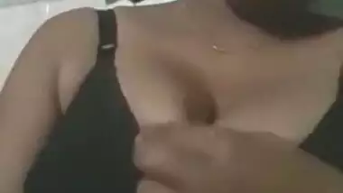 Desi bitch doesn't take off black bra to tease guys as long as possible