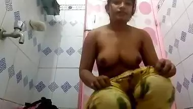 Desi bathroom striptease video